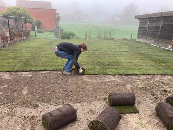 Plaatsen van graszoden